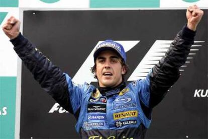 Alonso, exhausto tras su impecable carrera, celebra su triunfo.