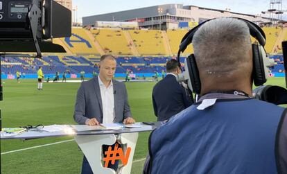 Juanma de la Casa, concentrado, a pie de campo en Las Palmas, antes de comenzar con la previa del partido entre el conjunto canario y el RC Deportivo.