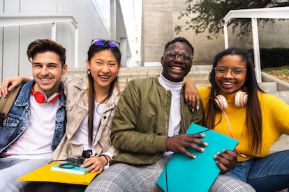 Un grupo de estudiantes de distintos países posan en las escaleras de su campus universitario.