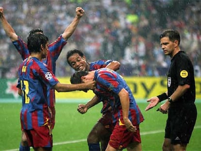 Los jugadores del Barcelona celebran el segundo gol.