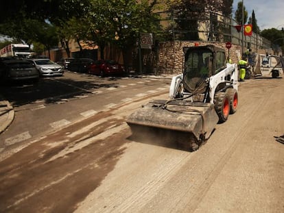 La Operaci&oacute;n Asfalto en la calle de Herrera Oria (Madrid). 