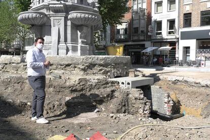 Maxime Degey, concejal de Obras de Verviers, junto a la fuente en la que fue hallado el corazón del antiguo alcalde de la ciudad, Pierre David. 
 