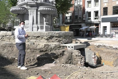 Maxime Degey, concejal de Obras de Verviers, junto a la fuente en la que fue hallado el corazón del antiguo alcalde de la ciudad, Pierre David.