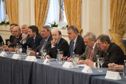 Alfredo Pérez Rubalcaba, rodeado de empresarios en un coloquio celebrado ayer en Bilbao. A su izquierda, aparecen, entre otros, Alejandro Echevarría, Josu Jon Imaz y José Javier Arteche; a su derecha, José María Aldecoa, Ángel Iglesias y Miguel Lazpiur.