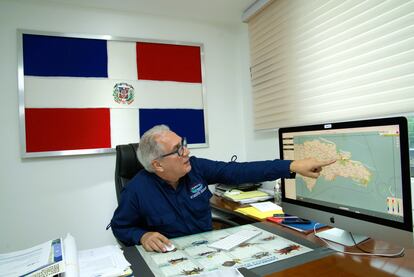 Jimmy García, presidente de ANAMAR, mostraba en su oficina de Santo Domingo los pronósticos satelitales de las franjas de sargazo que se aproximaban a República Dominicana, en julio.