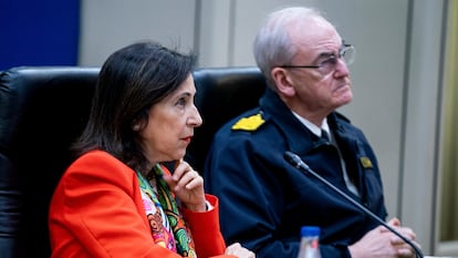 La ministra de Defensa, Margarita Robles, y el jefe de Estado Mayor de la Defensa, Teodoro López Calderón, mantienen un encuentro, por videoconferencia, con el contingente español en Líbano, a 11 de abril de 2023, en Madrid.