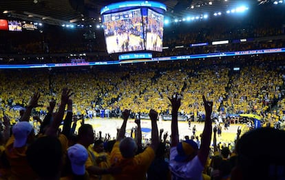 Los seguidores de Golden State Warriors celebran la victoria sobre los Cavaliers de Cleveland.