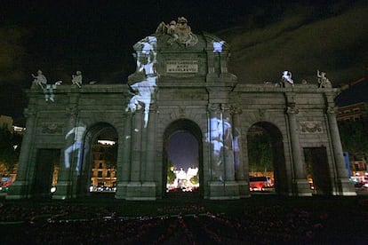 Aspecto de la Puerta de Alcalá, iluminada con imágenes proyectadas por focos de luz. Descargas de luz y sonido anunciaron el comienzo de esta noctámbula cita con la cultura. Una noche que concentrará en diez horas.