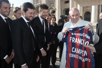 El Papa Francisco muestra una camiseta del equipo de fútbol de San Lorenzo, del que es fiel seguidor desde sus años jóvenes.