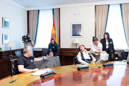 Varios pacientes de ELA acuden al Congreso de los Diputados, el pasado día 19. 