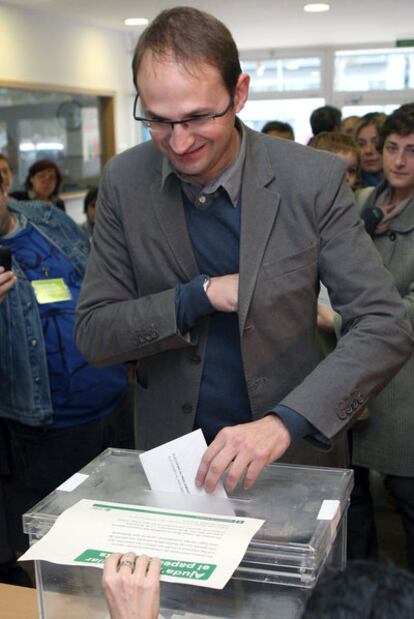 El ecosocialista Joan Herrera vota en el barrio de Poblenou.