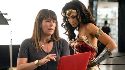 Patty Jenkins dirige Gal Gadot no set de ‘Mulher-Maravilha 1984’.