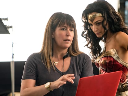 Patty Jenkins dirige Gal Gadot no set de ‘Mulher-Maravilha 1984’.