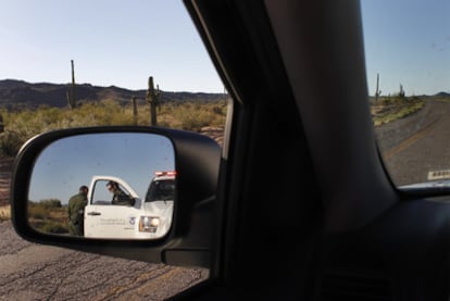 Unos agentes de la Border Patrol detienen un vehículo.