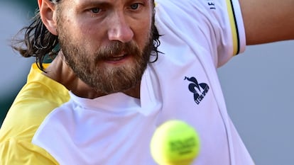 Lucas Pouille devuelve la pelota durante el partido de la primera ronda contra Rodionov.