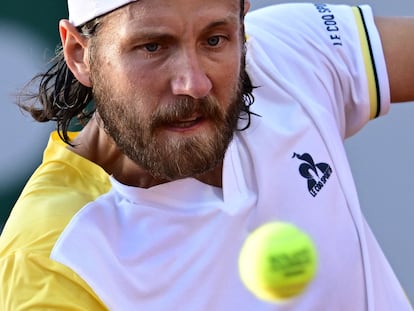 Lucas Pouille devuelve la pelota durante el partido de la primera ronda contra Rodionov.