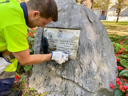 Un operario limpia la placa en recuerdo a Fernando Buesa y su escolta en el monolito levantado en el lugar donde fueron asesinados, que ha sido pintada este jueves en la capital alavesa.