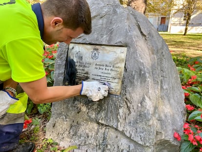 Un operario limpia la placa en recuerdo a Fernando Buesa y su escolta en el monolito levantado en el lugar donde fueron asesinados, que ha sido pintada este jueves en la capital alavesa.