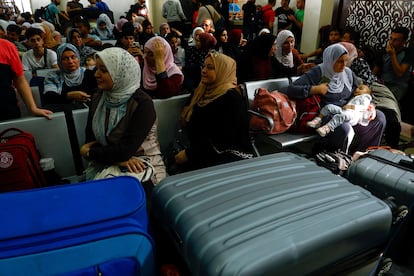 Palestinos con pasaporte extranjero esperaban a recibir el permiso para abandonar Gaza, el 7 de noviembre, en el paso de Rafah. 