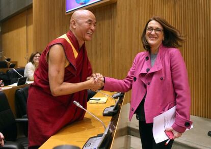 Thubten Wangchen and Socialist spokeswoman Soraya Rodr&iacute;guez in Congress.