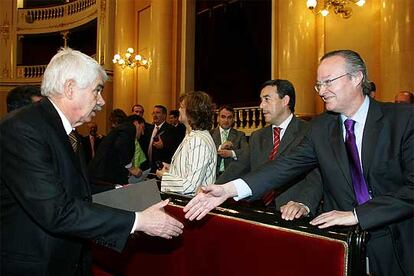 El presidente de la Generalitat, Pasqual Maragall, saluda en el Senado al líder del PP en Cataluña, Josep Piqué.