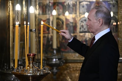  Vladímir Putin acude al servicio religioso celebrado tras la ceremonia en la catedral de la Anunciación, este martes.
