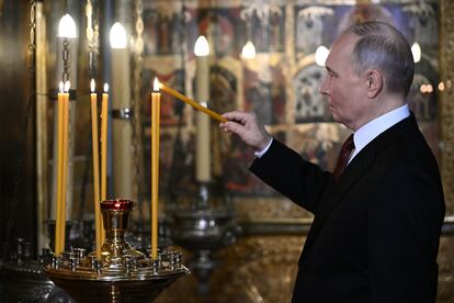 Vladímir Putin acude al servicio religioso celebrado tras la ceremonia en la catedral de la Anunciación, este martes.