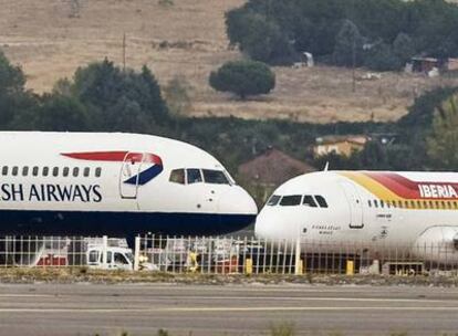 Aviones de Iberia y British Airways en el aeropuerto madrileño de Barajas.