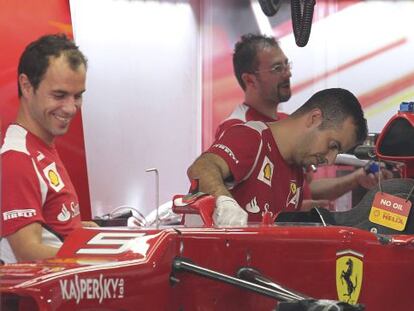 Miembros de Ferrari trabajan en el monoplaza en el Circuito Internacional Buddh
