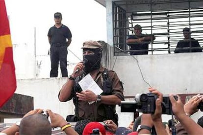 El <i>subcomandante</i> Marcos habla en el interior del penal de Tacotalpa (Tabasco), el pasado jueves.