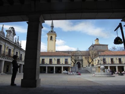 Plaza Mayor de Brunete, con al Ayuntamiento a la izquierda. 