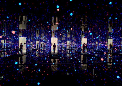 Una visitante observa la instalación mixta ‘Luces brillantes de las almas’, de la veterana artista japonesa Yayoi Kusama, expuesta en una de las localizaciones de la Bienal de Liverpool de 2008 de Pilkington, el mayor festival internacional de arte contemporáneo del Reino Unido. Inicialmente inspiradas por lo que vio durante el vuelo sobre el océano Pacífico en su viaje de Japón a Estados Unidos en 1957, las obras de Kusama exploran el infinito a través de redes y puntos que sugieren dimensiones galácticas, con lunares que representan estrellas, planetas y la propia Tierra como “un lunar entre un millón de estrellas”.