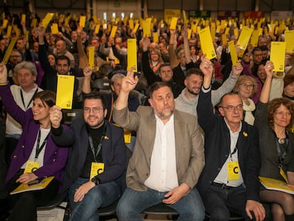 La cúpula de Esquerra Republicana, con Oriol Junqueras en el centro, en el congreso del partido, el 23 de enero en Lleida.