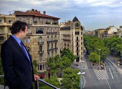 Jordi Hereu, el pasado viernes, contemplando la plaza del <i>llapis, </i>clave en la reforma de la Diagonal que impulsa desde el Ayuntamiento.