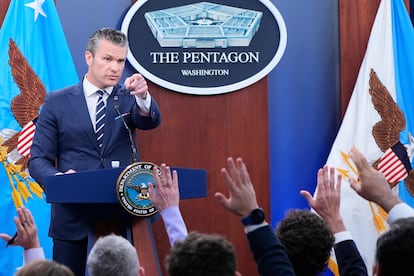 Pete Hegseth, secretario de Defensa, responde a las preguntas de los periodistas el domingo pasado en el Pentágono.
