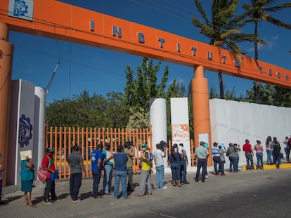 Docentes del Estado de Oaxaca fila para recibir su dosis de refuerzo contra la covid-19, el 12 de enero.