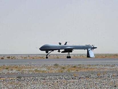 Imagen de un avión no tripulado Predator de EE UU, armado con misiles en el aeropuerto de Kandahar (Afganistán).