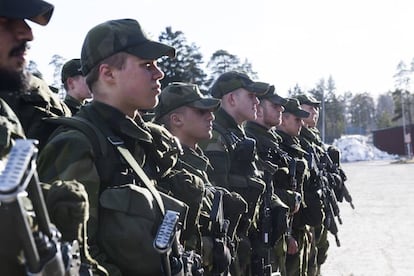 Soldados suecos, durante una inspección el 2 de marzo de 2017 en Enkoping, al noroeste de Estocolmo.