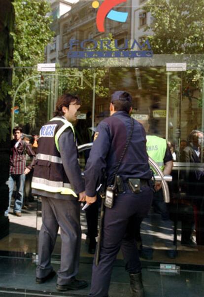 La policía irrumpe en la sede del Fórum Filatélico en Madrid para investigar una posible estafa a miles de personas.