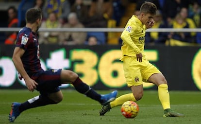 Ekiza y Denis Suárez luchan por el balón.