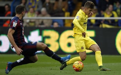 Ekiza y Denis Su&aacute;rez luchan por el bal&oacute;n. 