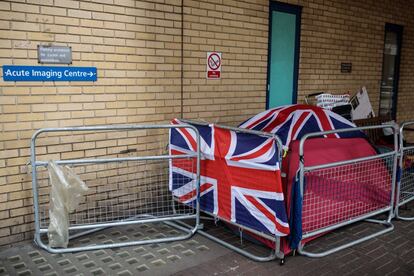 Una persona acampa frente al hospital St Mary para poder seguir el nacimiento del nuevo miembro de la Familia Real británica, el tercer hijo de Kate Middleton y Guillermo de Inglaterra.