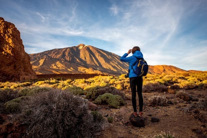 175,000 years ago, lava emerged from the Earth, giving shape to the Teide volcano, which is also Spain’s tallest mountain. Still active, it’s the third tallest volcanic formation in the world, rising 7,500 meters from the ocean floor. Because of its height above sea level (3,718 metres), it regularly snows at the peak, providing, in a single image, a beautiful contrast between winter wonderland at its summit and arid desert at its base.