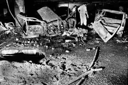 La matanza de Hipercor, el 19 de junio de 1987, es el más sangriento de ETA. Una bomba en el aparcamiento de estos grandes almacenes de Barcelona causa 21 muertos y hiere a 45 personas. 