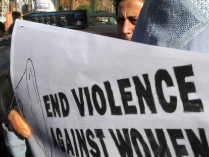 Una afgana protestaba este mes en Herat contra la violencia que sufren las mujeres.