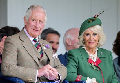 El príncipe Carlos de Inglaterra y su esposa, la duquesa de Cornwall, durante un desfile en Braemar, Escocia, el pasado 3 de septiembre. 