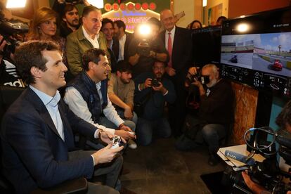El presidente del PP, Pablo Casado, y el candidato del PP Juanma Moreno (con chaleco) juegan a un videojuego, en el inicio de la campaña del PP andaluz a las elecciones del próximo 2 de diciembre, en Málaga, el 15 de noviembre de 2018.