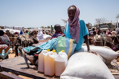 El grupo de refugiados solamente puede venir a por comida si está registrado en un mostrador de Acnur. Unas pequeñas tarjetas, firmadas con una huella dactilar y distribuidas por familia, indican a qué productos tienen derecho. La comida debe alcanzarles para un mes. Como no hay estructura en el campamento, no hay líderes comunitarios ni ancianos que estructuren cómo se organiza el lugar. En cuanto recogen el aceite, los guisantes y el sorgo, la mayoría de los refugiados pagan una pequeña parte de los alimentos que acaban de conseguir a hombres con carros tirados por burros, que luego transportarán la mercancía a sus improvisados hogares.