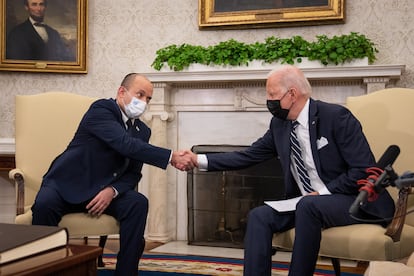 El presidente de EE UU, Joe Biden, y el primer ministro israelí, Naftali Bennet, en el Despacho Oval, este viernes.