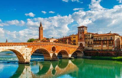 El célebre puente de piedra de Verona.